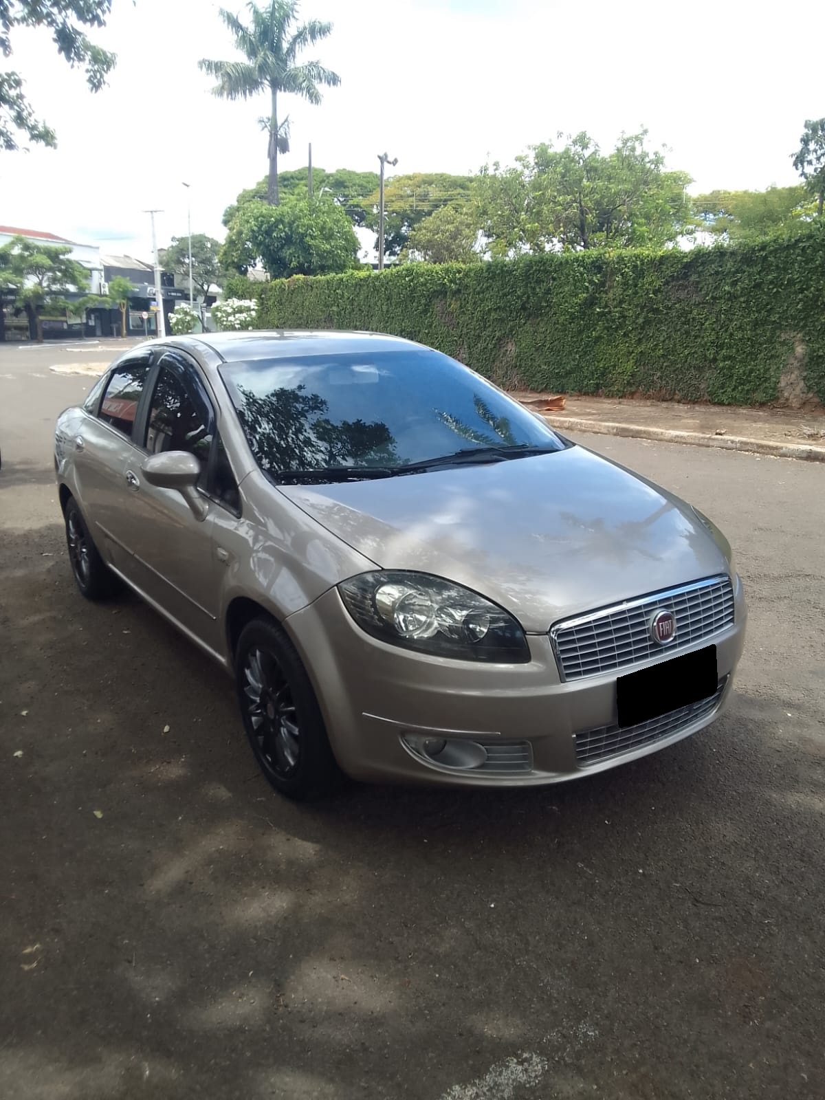 Atendimento noturno: guincho iluminando cena de remoção em rodovia